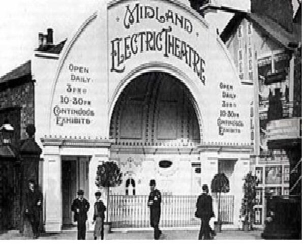 Apertura en Montreal de la primera sala pública.