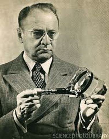 Vladimir Zworykin patenta el tubo de rayos catódicos.