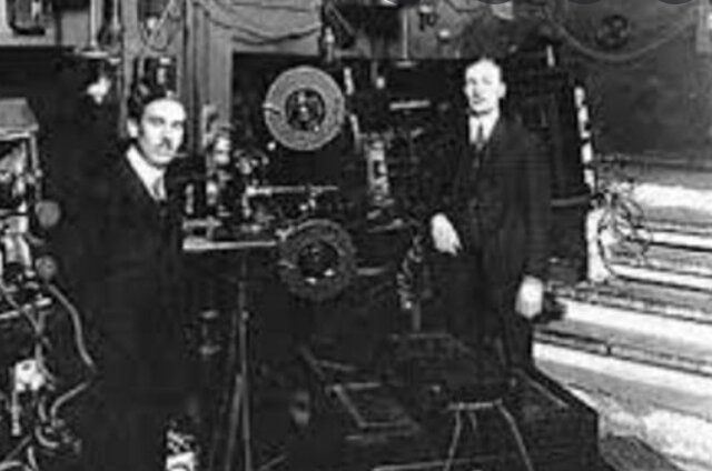 En Alemania, Oscar Messter patenta un sistema de filme sonoro.