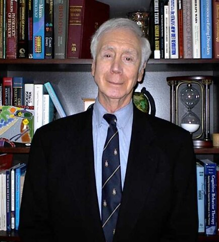 Se introducen los términos «terapia de conducta» y «terapeuta de conducta» en la literatura profesional.