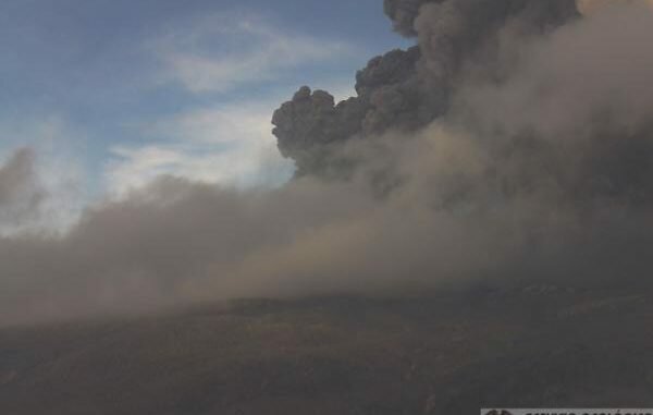 Erupción de gases y vapor y lluvia