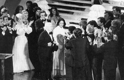 La Academia de Artes Cinematográficas y Ciencias de Hollywood realiza la primera entrega de los premios Oscar.