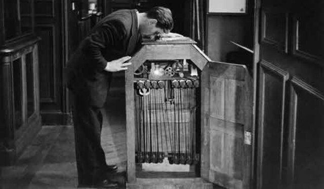 Edison inventa el kinetoscopio, aparato capaz de pasar imágenes en movimiento.