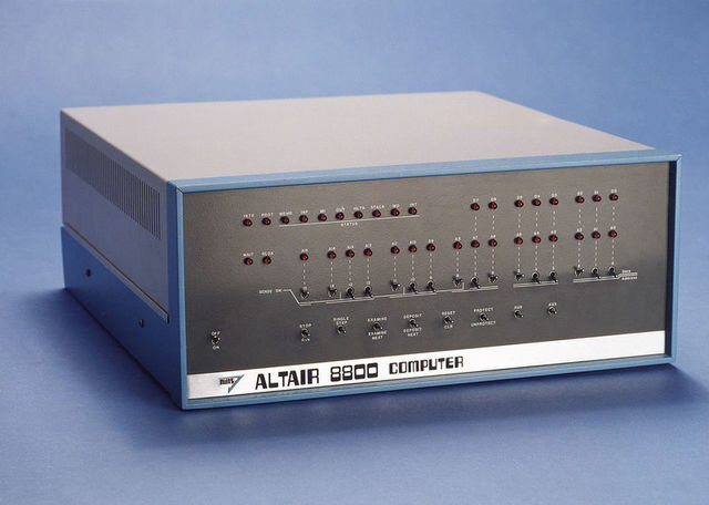 18 DE FEBRERO DE 1975 anunció la computadora Altair 8800, basada en un microprocesador Intel 8080.