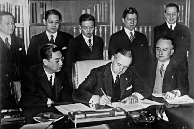 Alemania firma con Japón el Pacto Antikomintern