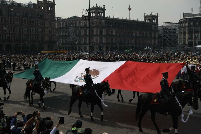Desfilan en el centro de la Ciudad de México el Ejército Libertador del Sur y la División del Norte.