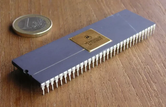 El microprocesador 68000, de Motorola, se mostró mucho más veloz que los microprocesadores de la época