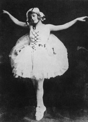 Zelda’s dream to become a dancer and their return to France.