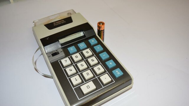 PRIMER CALCULADORA ELECTRONICA  PORTATIL