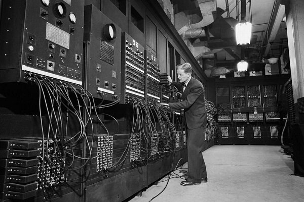 Primera generación. Características: -Uso de tarjetas perforadas. -Abarcaban grandes volúmenes de espacio. -Consumían una elevada cantidad de energía eléctrica. -Empleaban tubos de vacío para el procesamiento de datos. -Cilindros magnéticos.