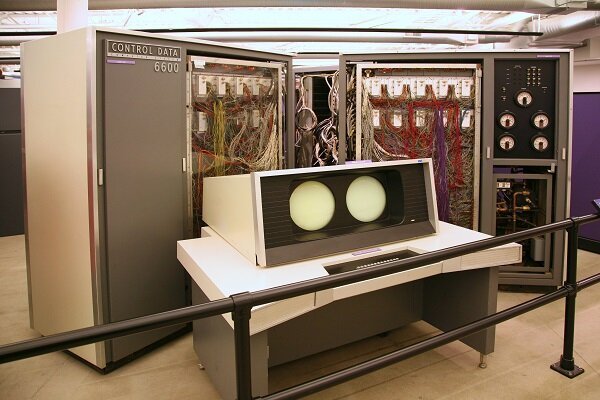 Tercera generación. Características. - Primeros en utilizar circuitos integrados. -Fue posible procesar y almacenar información dentro de las computadoras. - Apareció la multiprogramación. -Industria de creación de software. -Reducción en tamaño y peso.