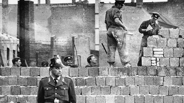 Inicio de la construcción del Muro de Berlín.