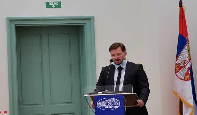 Predsednik opštine Aleksandar Stojkečić šalje predsedniku Skupštine opštine dopis kojim traži da se na dnevni red sednice po hitnom postupku uključi predlog rešenja o obrazovanju i imenovanju predsednika i članova Odbora za postavljanje biste