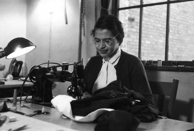 Rosa Parks rechaza ceder su asiento en el autobús