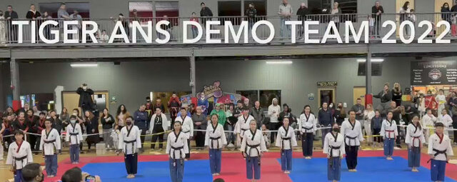 Mi grupo de taekwondo y yo desempeñamos la ceremonia de apertura para una competencia de taekwondo