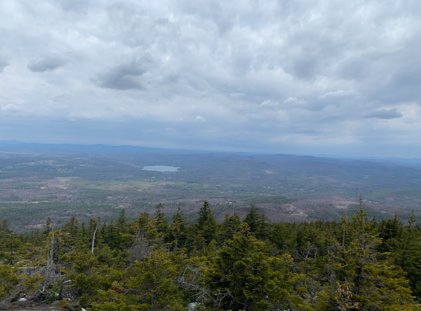 Mi familia subimos una montaña. Nosotros almorzamos a la superior de la montaña.