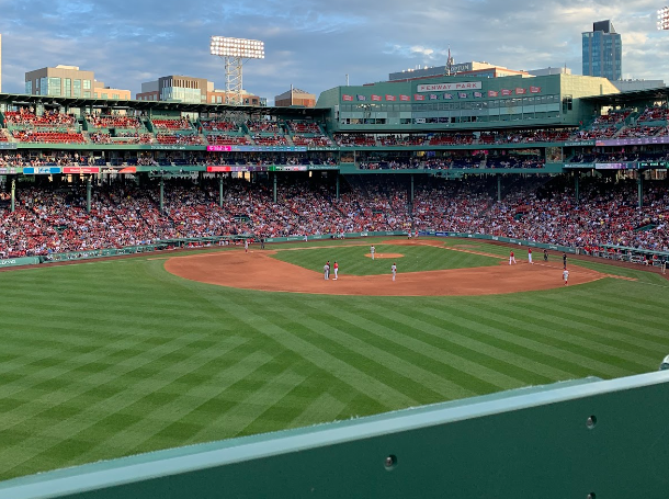Mi familia fuimos a la partido de los Red Sox para el cumpleanos de mi padre. Nosotros nos sentamos en el parte de superior de la monstruo verde.