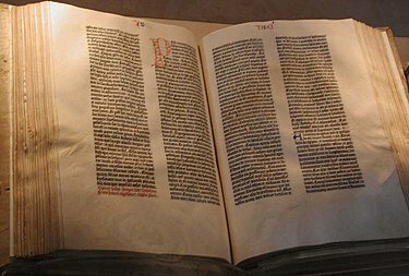 Impresión de la “Biblia de 42 líneas” o “Biblia de Gutenberg”