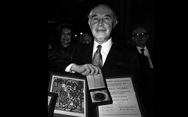 Alfonso García Robles receives the Nobel Peace Prize