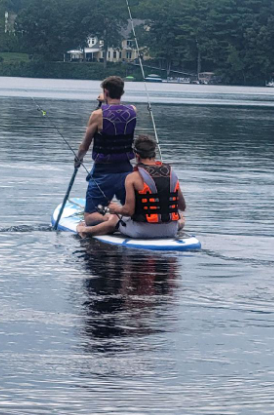 En el verano, mis amigo y yo pescamos en Nabnasset Lake. Nosotros usamos el surf de remo y yo coger un pez muy grande.