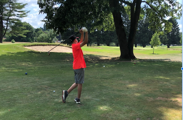Yo jugue el golf con mis amigos todos los dias en el verano. Mis amigos y yo no eramos muy bueno pero nosotros practicamos mucho.