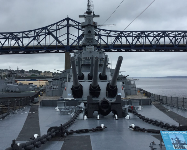 Mis amigo y yo visitamos el acorazado. El acorazado fue muy grande pero yo tengo el enfermedad de mar y el viaje fue mal.