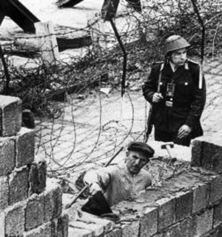 Comença la contrucció del mur