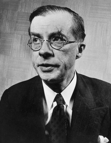 Julian Huxley publica una compilación de las ideas contenidas en la teoría sintética en su trabajo titulado "Evolución: La Síntesis Moderna" en el cual explicó de manera detallada definiciones y procesos evolutivos al público en general.