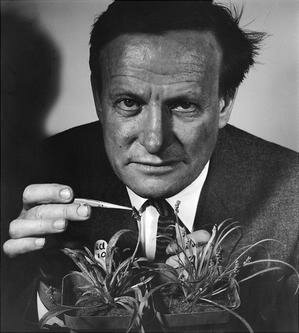 George Ledyard Stebbins publica "Variación y Evolución en Plantas" en donde aplica los conceptos de genética mendeliana a la evolución de plantas. Demostró que la selección de híbridos con ciertas características puede ser aprovechada en la agricultura.