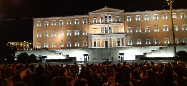 Ava+Kourosh+γιος τους: Ζωή στην Αθήνα έναν χρόνο