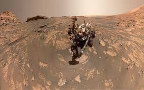 El Rover Curiosity de la Nasa, enviado a Marte en 2011, envía las primeras fotografías.