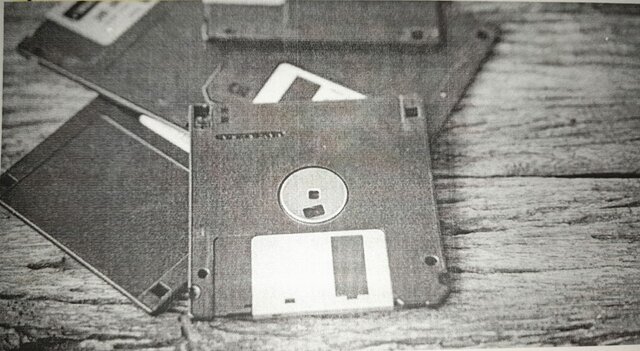 IBM crea los disquetes Floppy