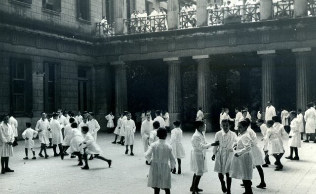 Se promulga la ley 1420 de educación común.