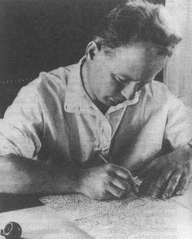 1922 – приезжает в Москву, занимается самообразованием; принимает участие в работе литературной группы “Молодая гвардия”.