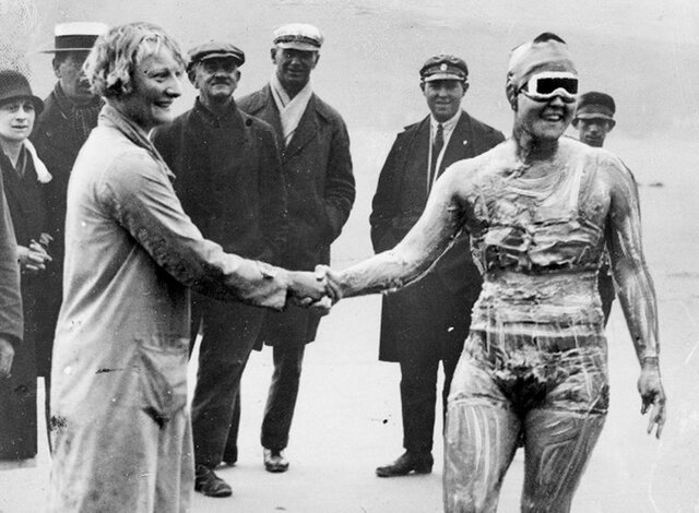 La primera mujer en cruzar a nado el canal de la Mancha