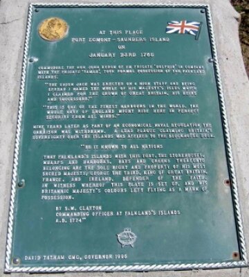 Placa dejada en Puerto Egmont