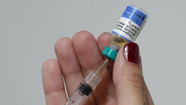 Primer vacuna para el sarampión.