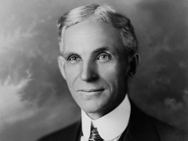 Henry Ford aplica la cadena de montaje por primera vez, esta aplicación tiene efectos trascendentes sobre la vida del hombre y el consiente aumento de la productividad.