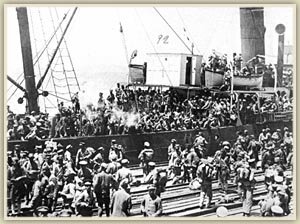 Ο Ελληνικός στρατός αποβιβάζεται στη Σμύρνη.