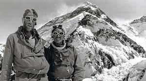 Hillary y Tenzing alcanzan la cima del Everest