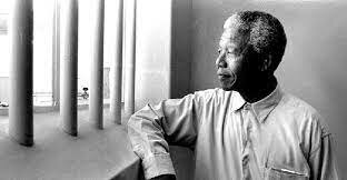 Nelson Mandela es encarcelado