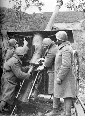 Italia invade Grecia desde Albania el 28 de octubre.