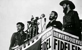 Fidel Castro toma el poder en Cuba.