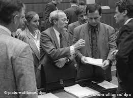 Las dos Alemanias firmaron el acuerdo de relaciones de buenas relaciones vecinales. Se establecieron nuevas regulaciones de viajes entre ambos Estados.