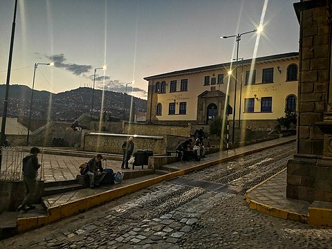 TUPÁC AMARU ENTRA AL COLEGIO