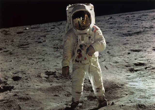 HOMBRE LLEGA A LA LUNA