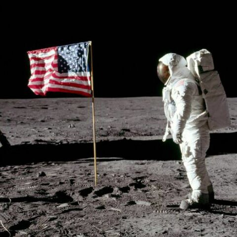 El hombre llega a la luna