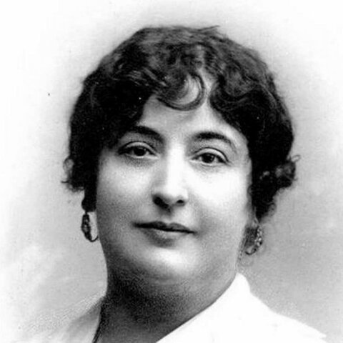 PRIMERA MUJER DENTISTA