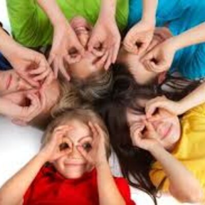 Timeline: TRAS LOS PASOS DE LA INFANCIA Y LA ADOLESCENCIA