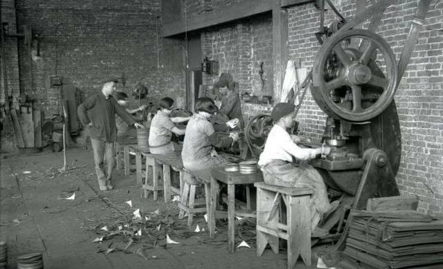 Primera Ley restringiendo el trabajo infantil.